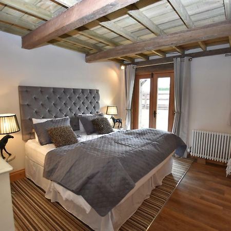 Oak Tree Stables Cottage Бирмингам Екстериор снимка