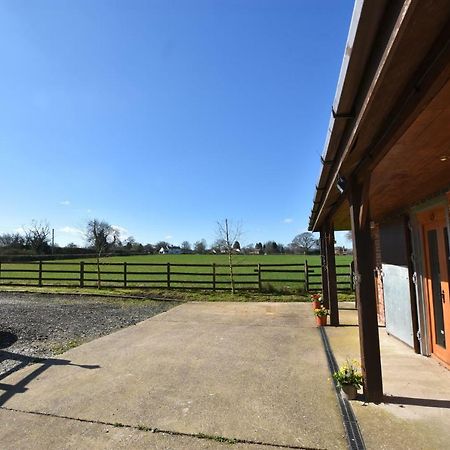 Oak Tree Stables Cottage Бирмингам Екстериор снимка