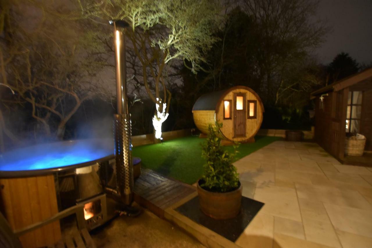 Oak Tree Stables Cottage Бирмингам Екстериор снимка