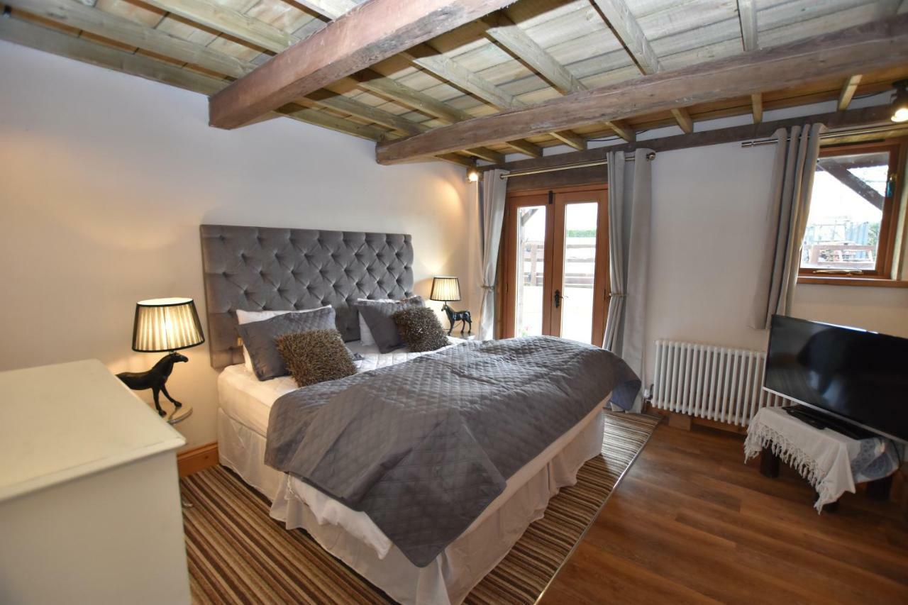 Oak Tree Stables Cottage Бирмингам Екстериор снимка