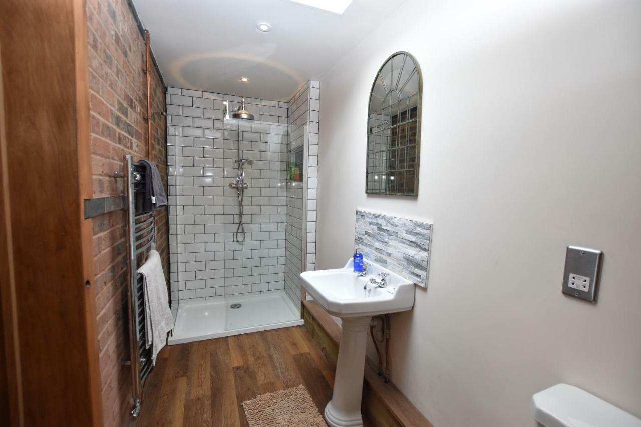 Oak Tree Stables Cottage Бирмингам Екстериор снимка