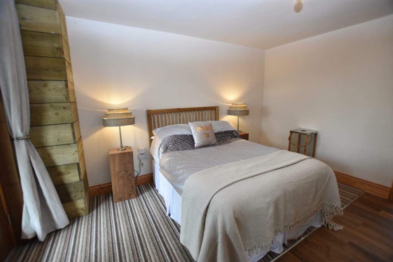 Oak Tree Stables Cottage Бирмингам Екстериор снимка
