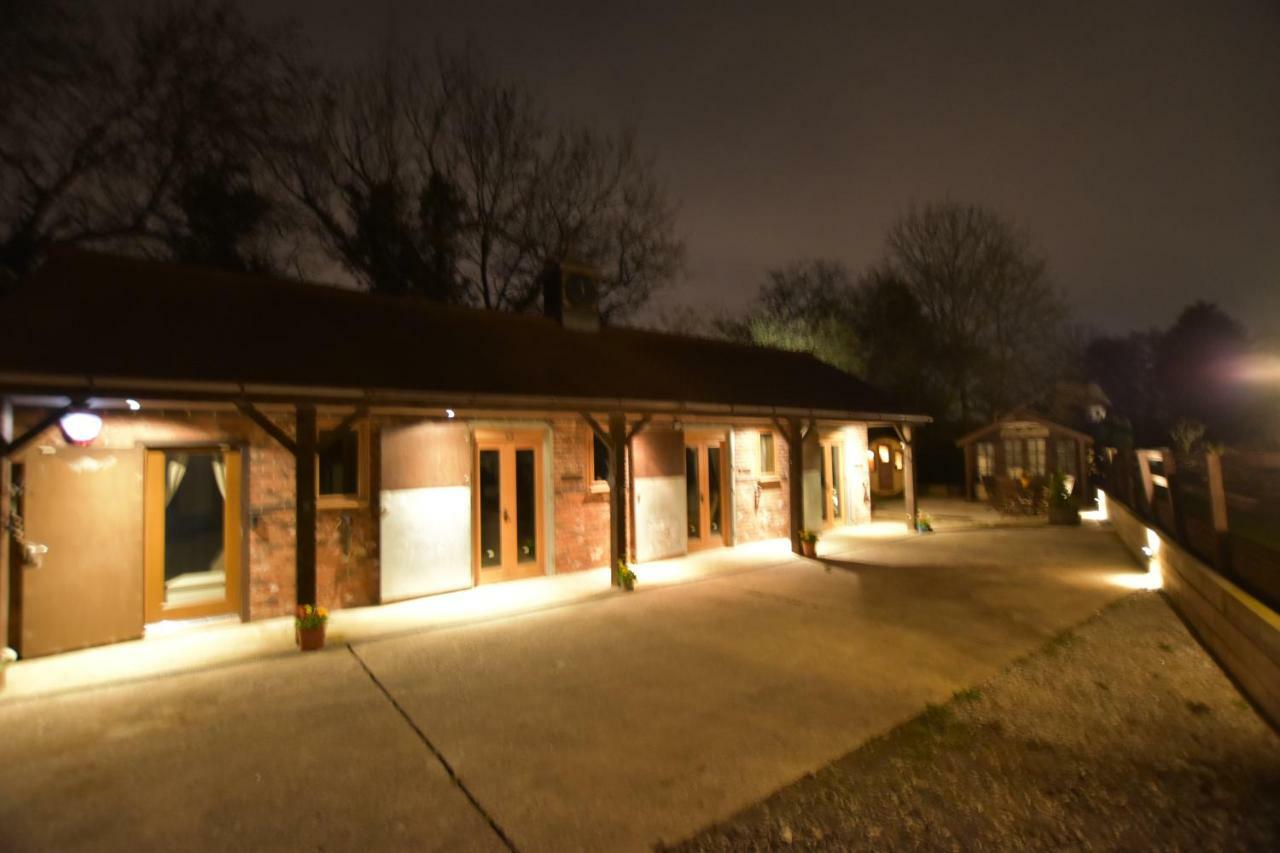 Oak Tree Stables Cottage Бирмингам Екстериор снимка