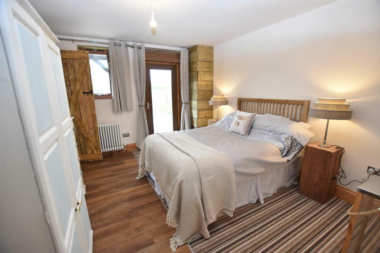 Oak Tree Stables Cottage Бирмингам Екстериор снимка